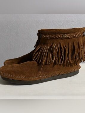 NWOT Minnetonka Women’s High top zip back moccasins, bootie, brown, women’s 9.
